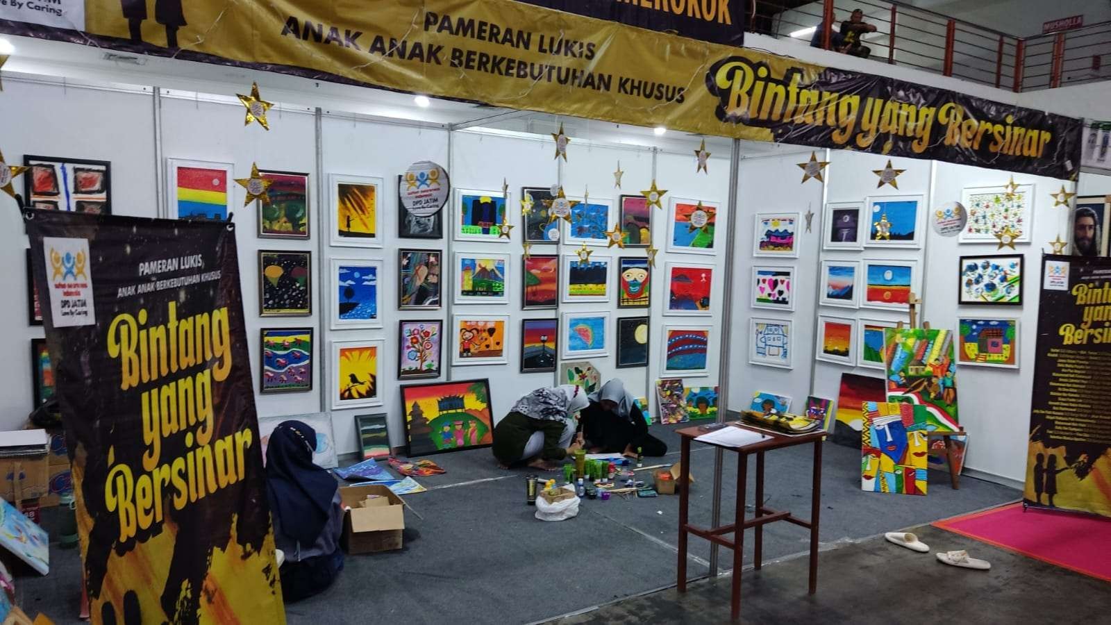 Berbagai karya anak berkebutuhan khusus dipamerkan Pasar Seni Lukis Indonesia (PSLI) 2022 di Jatim Expo, Surabaya. (Foto: Fariz Yarbo/Ngopibareng.id)