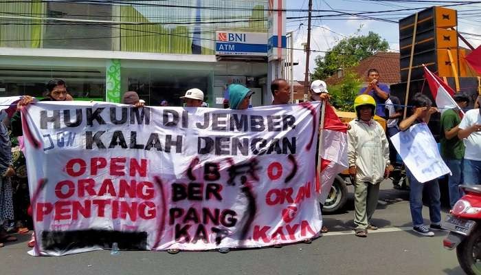 Massa pendukung Kades Klatakan, Ali Wafa unjuk rasa di depan Pengadilan Negeri Jember (Foto/Rusdi/Ngopibareng.id)