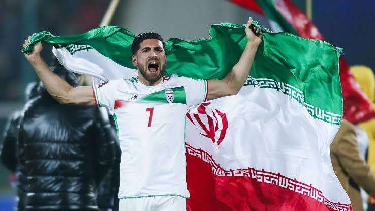Pemain Iran Alireza Jahanbakhsh rayakan kelolosan Iran ke Piala Dunia Qatar 2022. (Foto: Istimewa)