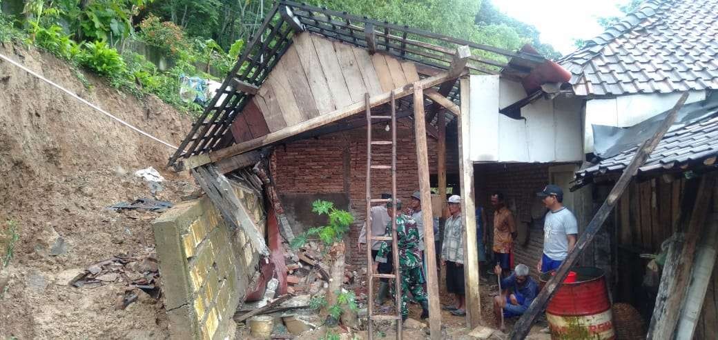 Rumah warga Dusun Krondonan Desa Klino, Kecamatan Sekar, Bojonegoro yang tertimpa tanah longsor. (Foto: dok. BPBD Bojonegoro)