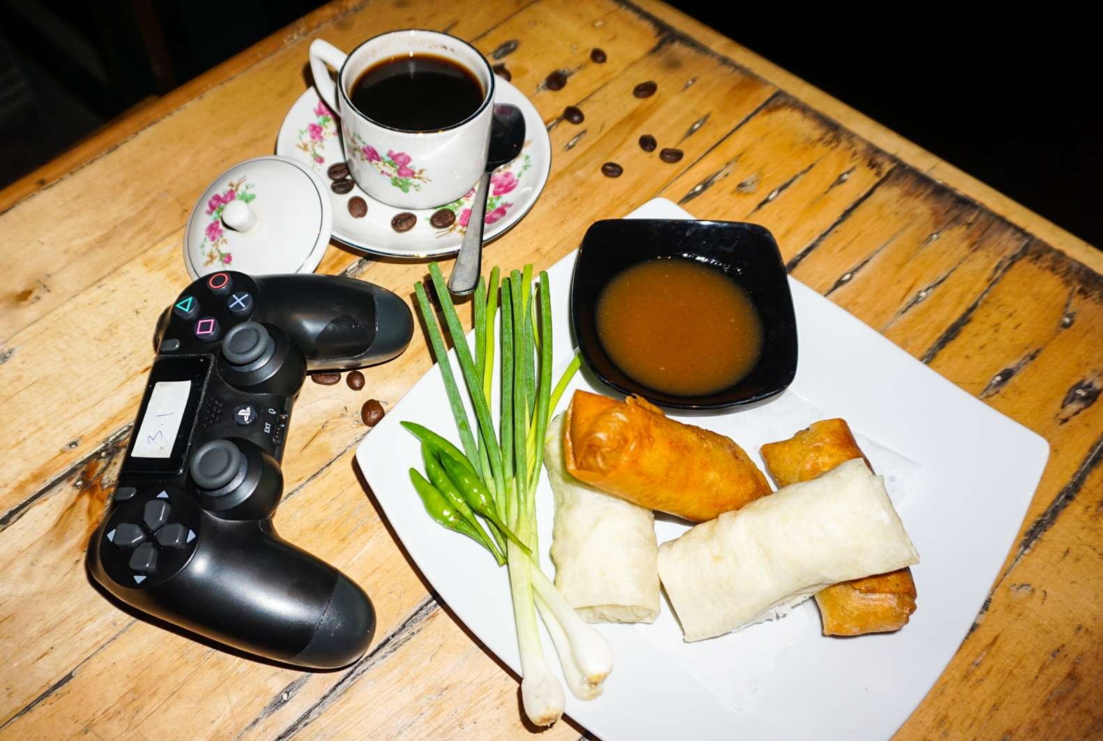 Bermain PS4 sambil ditemani kopi cak ri dan lumpia kukus atau goreng di kedai Djengsrie Sidoarjo. (foto : Aini/Ngopibareng.id)