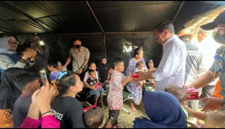 Presiden Joko Widodo menjumpai pengungsi gempa Cianjur. (Foto: Setpres)