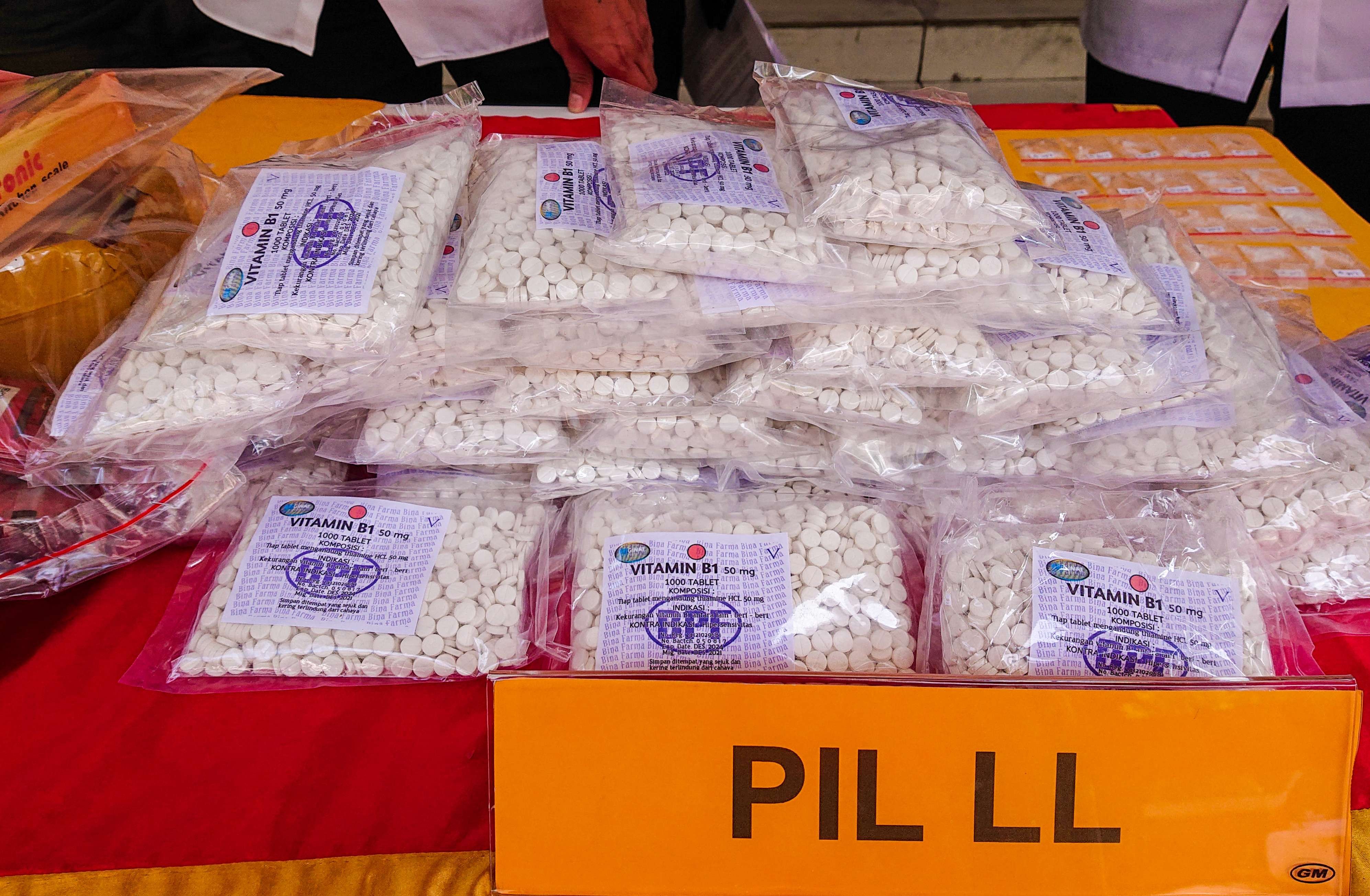 Ratusan ribu pil koplo dikemas menggunakan plastik berlabel vitamin B1 (foto: Aini/Ngopibareng.id)