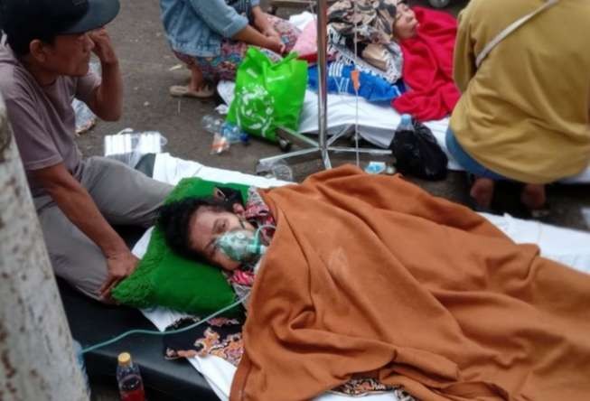 Korban gempa di Cianjur Jawa Barat terpaksa dirawat di luar ruangan, selain akibat terbatasnya tempat juga untuk mengantisipasi terjadinya gempa susulan. (Foto: Dokumentasi BNPB)