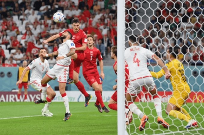 Jalannya laga antara Denmark versus Tunisia di ajang Piala Dunia Qatar 2022 (Foto: FIFA.com)