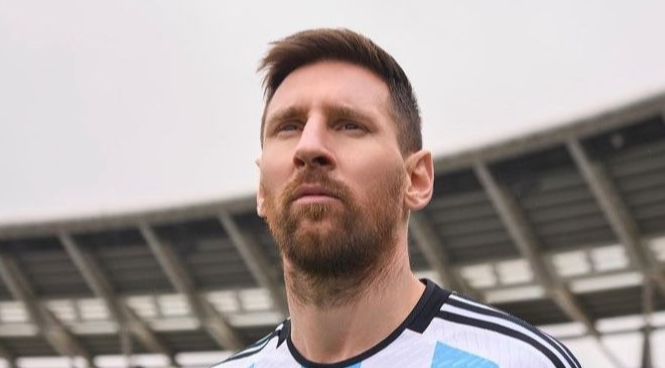 Mega Bintang Timnas Argentina Lionel Messi saat mengenakan jersey Timnas Argentina. (Foto: Instagram/@leomessi)