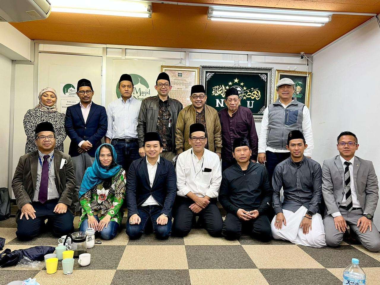 Pertemuan Arif Afandi (tiga dari kanan belakang) dengan warga NU di Masjid Nusantara, usai salat Jumat, 18 November 2022. Masjid milik NU di Tokyo. (Foto: Dokumentasi pribadi)