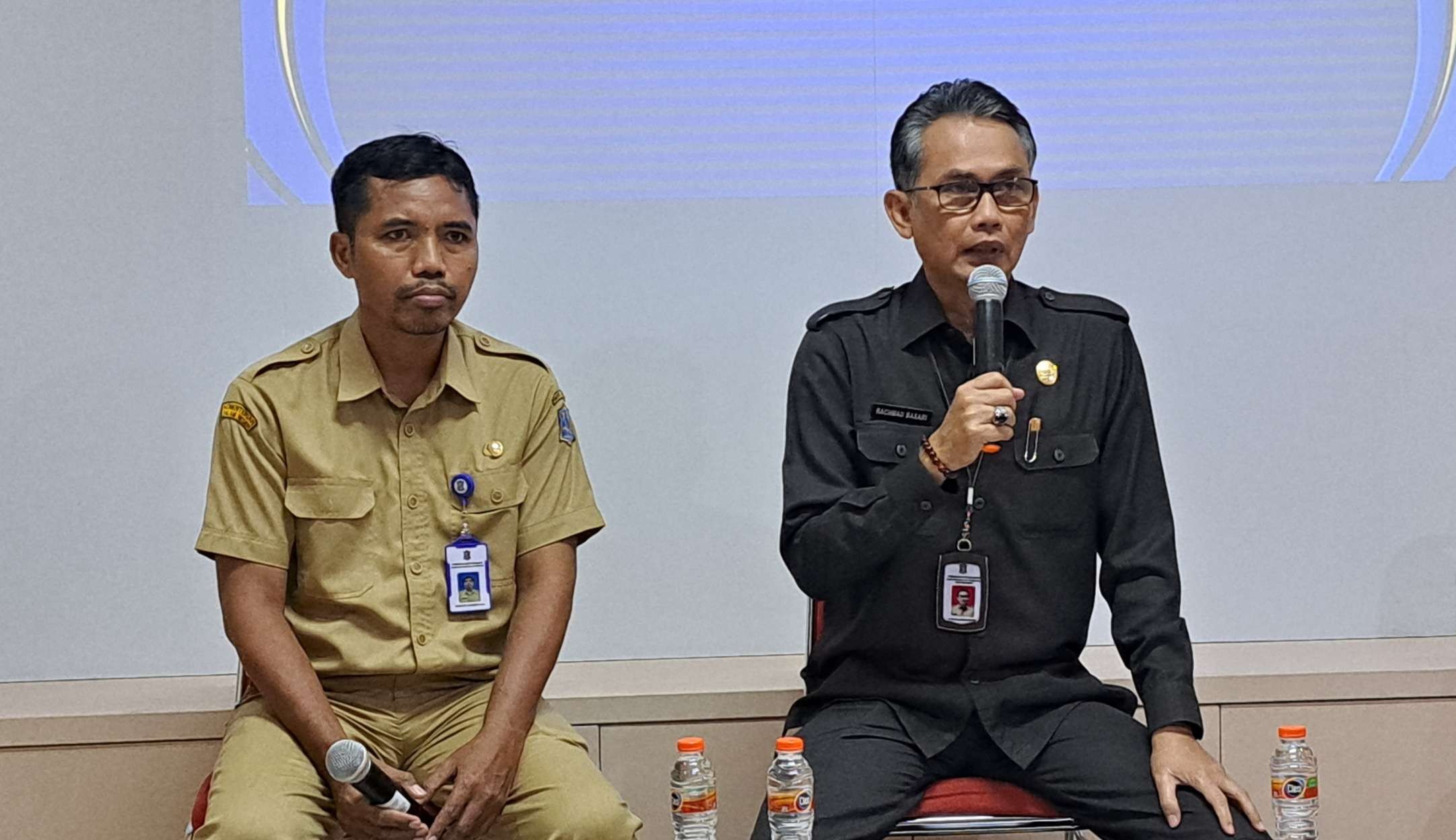 Kepala Badan Kepegawaian dan Pengembangan Sumber Daya Manusia Kota Surabaya (BKPSDM)  Rachmad Basari (kanan) ditemui di kantor Ex Humas. (Foto: Pita Sari/Ngopibareng.id)