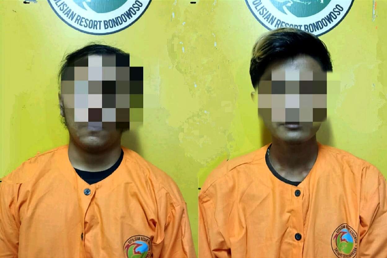 Dua pemuda di Bondowoso ditangkap Satresnarkoba Polres Bondowoso, karena nekat jual obat terlarang pil koplo logo Y. (Foto: Guido Saphan/Ngopibareng.id)