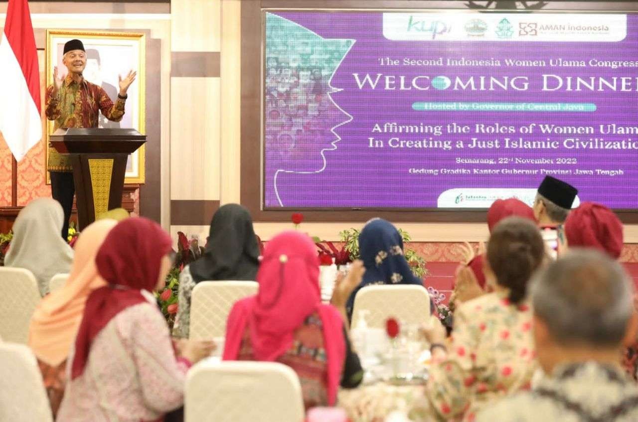 Gubernur Jawa Tengah Ganjar Pranowo makan malam bersama delegasi ulama perempuan dari 31 negara, pada Selasa 22 November 2022. (Foto: istimewa)
