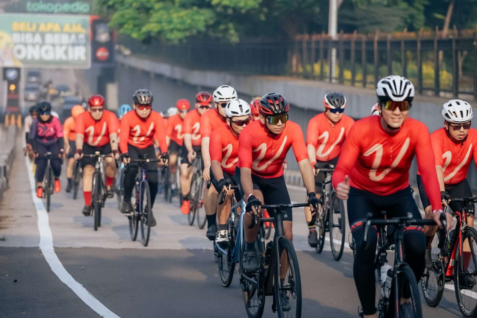 Gowes bareng 150an cyclist keliling Surabaya di acara ulang tahun kedua VINCC.