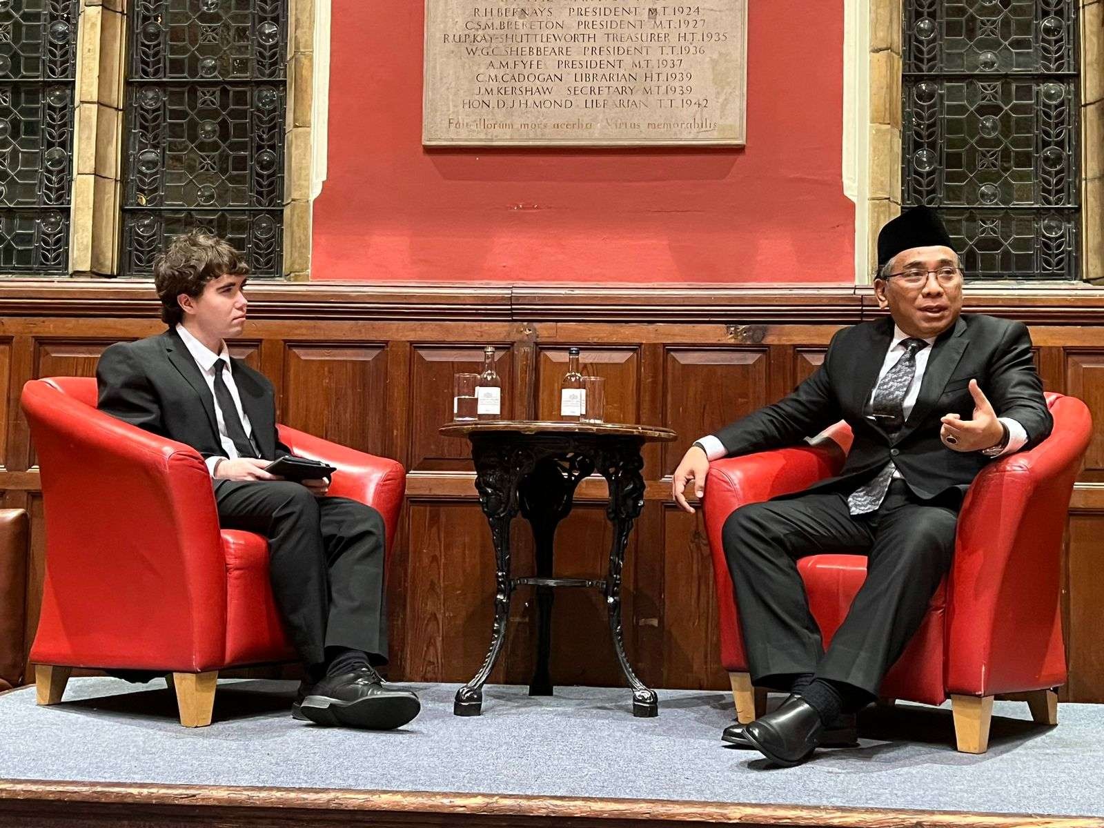 Ketua Umum Pengurus Besar Nahdlatul Ulama, KH Yahya Cholil Tsaquf, menjadi pembicara kunci di kampus bergengsi dunia, Universitas Oxford, Inggris pada Selasa, 21 November 2022.(Foto: ltn-pbnu)