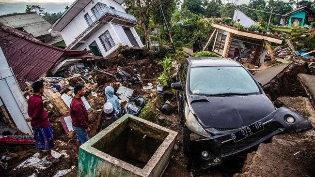 Sejumlah rumah tampak roboh dan hancur diguncang gempa magnitudo 5,6 di Cianjur, Jawa Barat. (Foto: AFP)