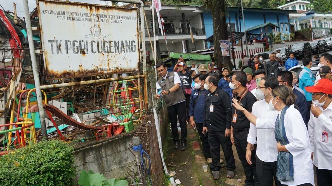 Mendikbud Nadiem Makarim meninjau bangunan TK PGRI Cugenang yang rata dengan tanah akbat gempa Cianjur ( foto: BKHM Kemendikbudristek)