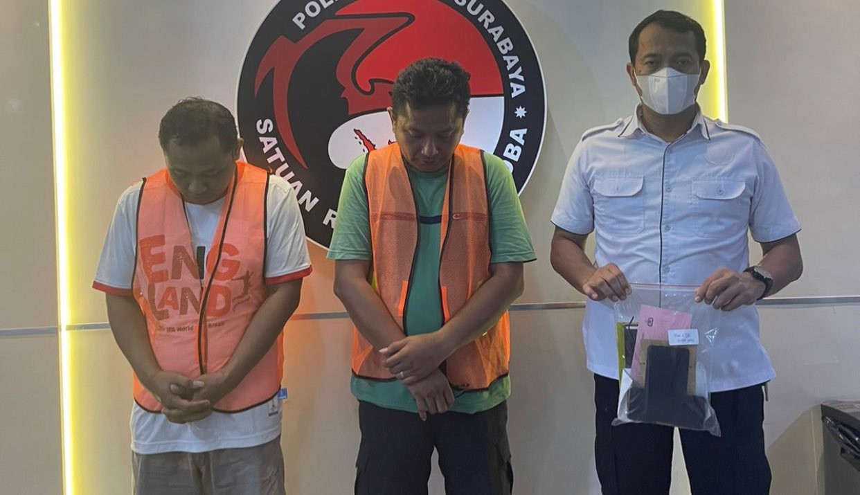 Kedua warga Sidoajo yang ditangkap usai jadi pengedar sabu (Foto: dok. Polrestabes Surabaya)