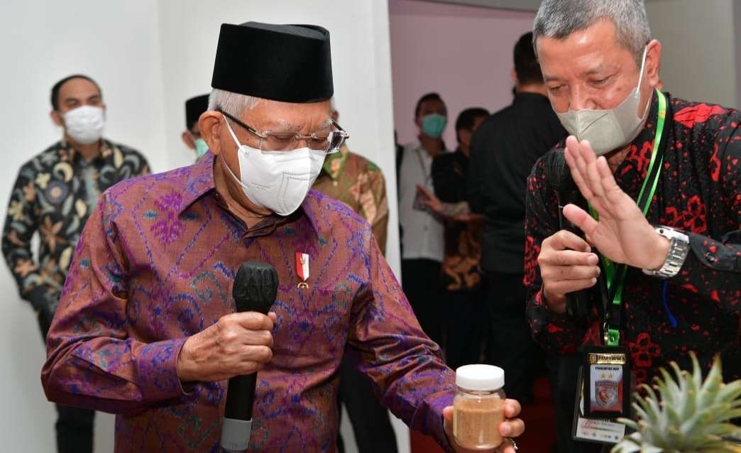 Wapres Ma'ruf Amin meninjau pabrik Khatulistiwa Global Food (KGF), yang berlokasi di Jalan Budi Utomo, Pontianak, Kalimantan Barat (Kalbar), Rabu 23 November 2022. (Foto: BPMI Setwapres)