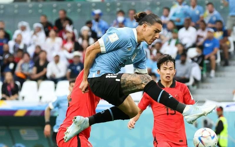 Darwin Nunez dikawal ketat oleh para pemain Korsel saat Uruguay vs Korsel