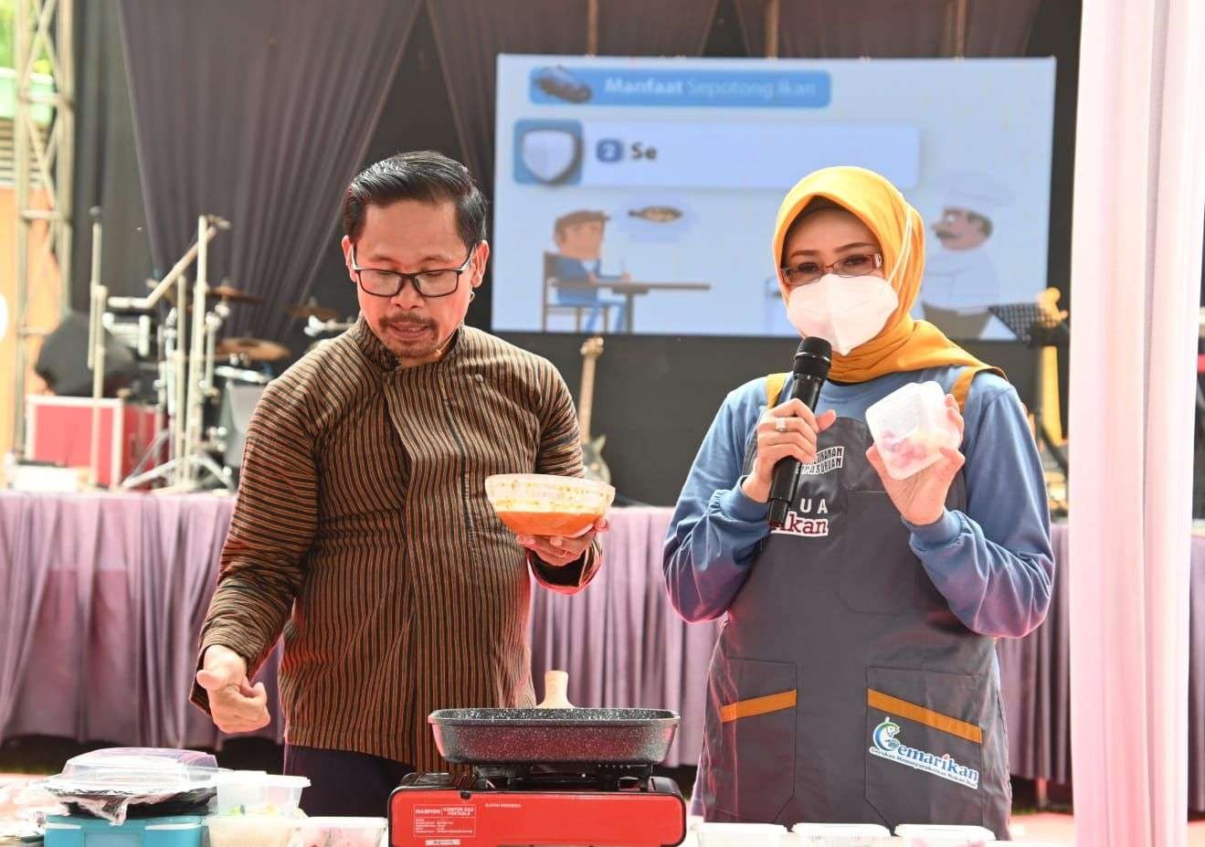 Fatma Saifullah Yusuf selaku Ketua Forikan Kota Pasuruan saat kampanye mengajak untuk konsumsi ikan dalam rangka Hari Ikan Nasional. (Foto: Humas Pemkot Pasuruan)