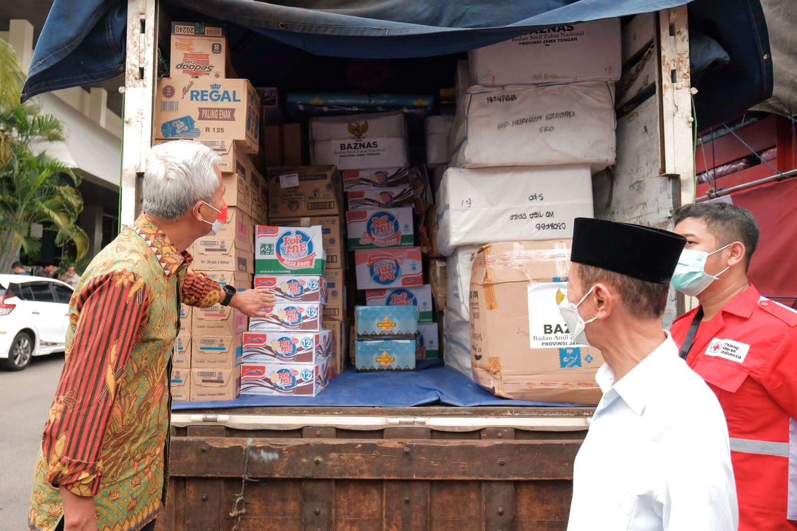 Gubernur Jawa Tengah Ganjar Pranowo melepas tim relawan gabungan serta bantuan untuk korban bencana gempa bumi di Cianjur. (Foto: Dokumentasi Jateng)