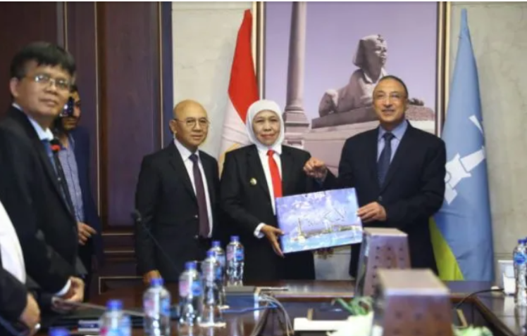 Gubernur Jawa Timur Khofifah Indar Parawansa bersama Gubernur Alexandria Mohamed Taher El-Sherif resmi menandatangani Letter of Intent. (Foto: antara)