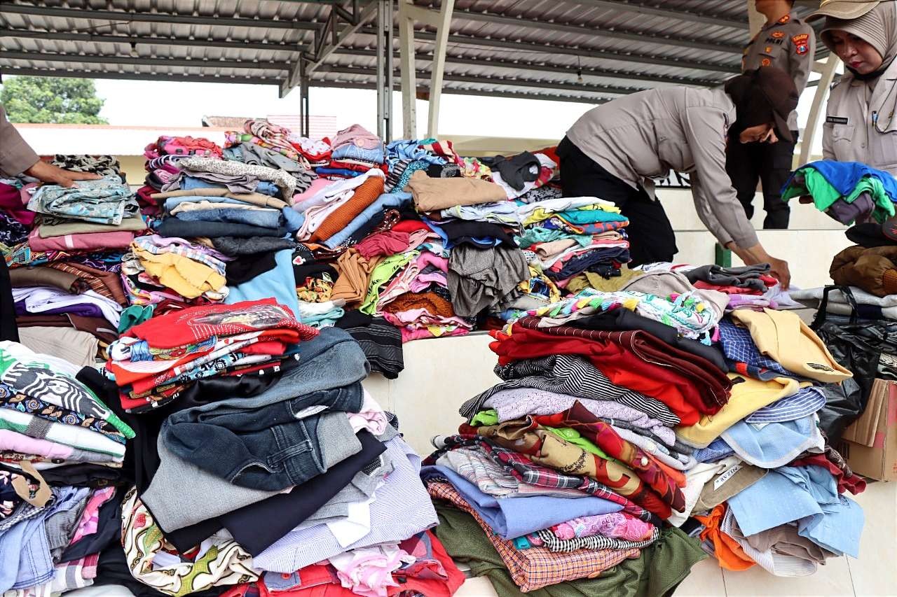 Tumpukan pakaian layak pakai bagi korban gempa Cianjur, Jawa Barat, hasil penggalangan bantuan anggota Polres Bondowoso. (Foto: Guido Saphan/Ngopibareng.id)