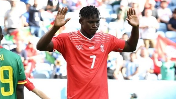Pemain Swiss, Breel Embolo mencetak gol ke gawang Kamerun (Foto: twitter/@FIFAWorldCup)