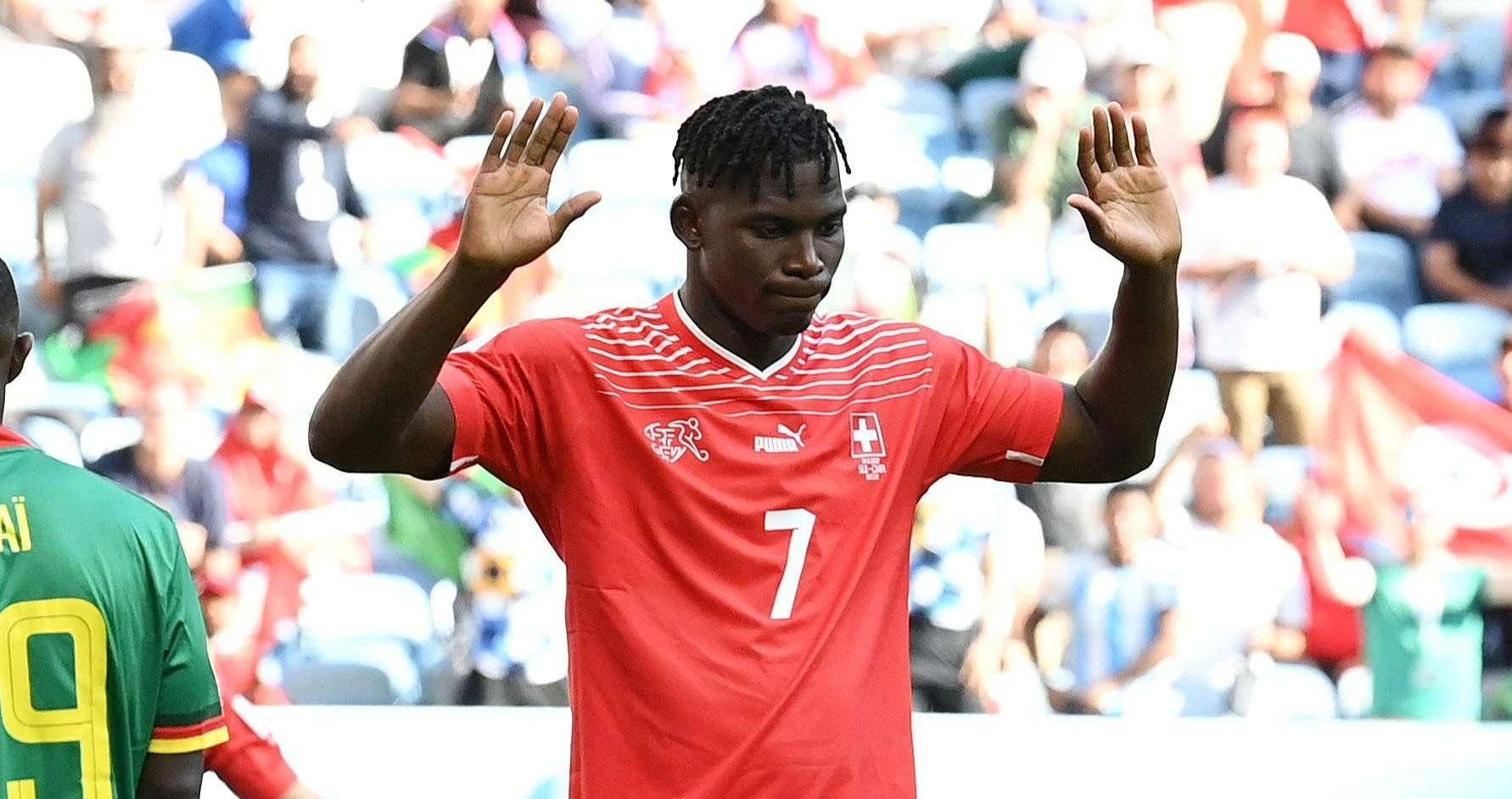 Striker Swiss Breel Embolo tak mau merayakan golnya ke gawang Kamerun karena di negara itu dia lahir.
