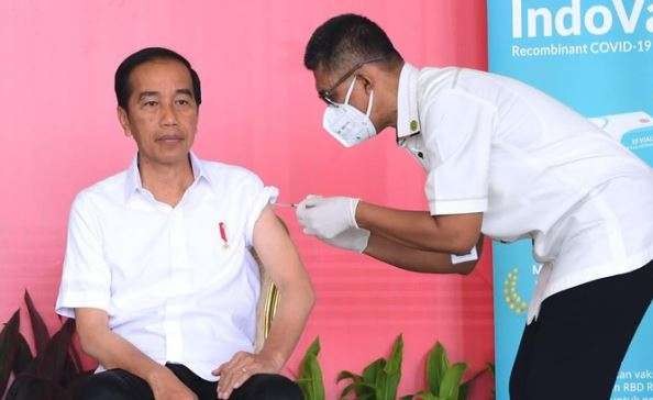 Presiden Jokowi suntik vaksin booster kedua pakai indovac. Usianya 61 tahun. (Foto: Setneg)