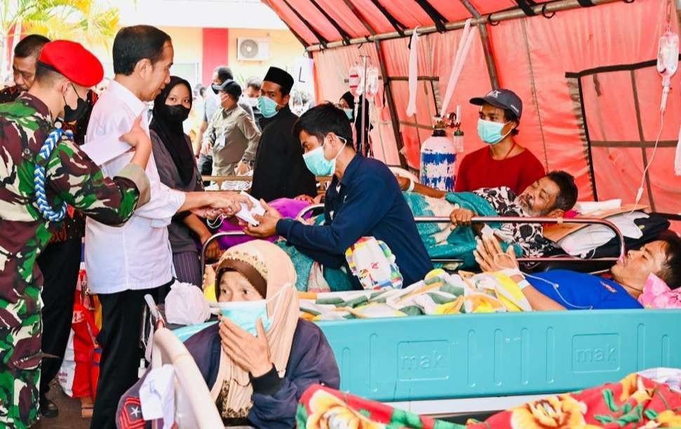 Presiden Jokowi  menemui pasien yang dirawat di tenda darurat di RS Sayang ( foto: BPMI Setpres)