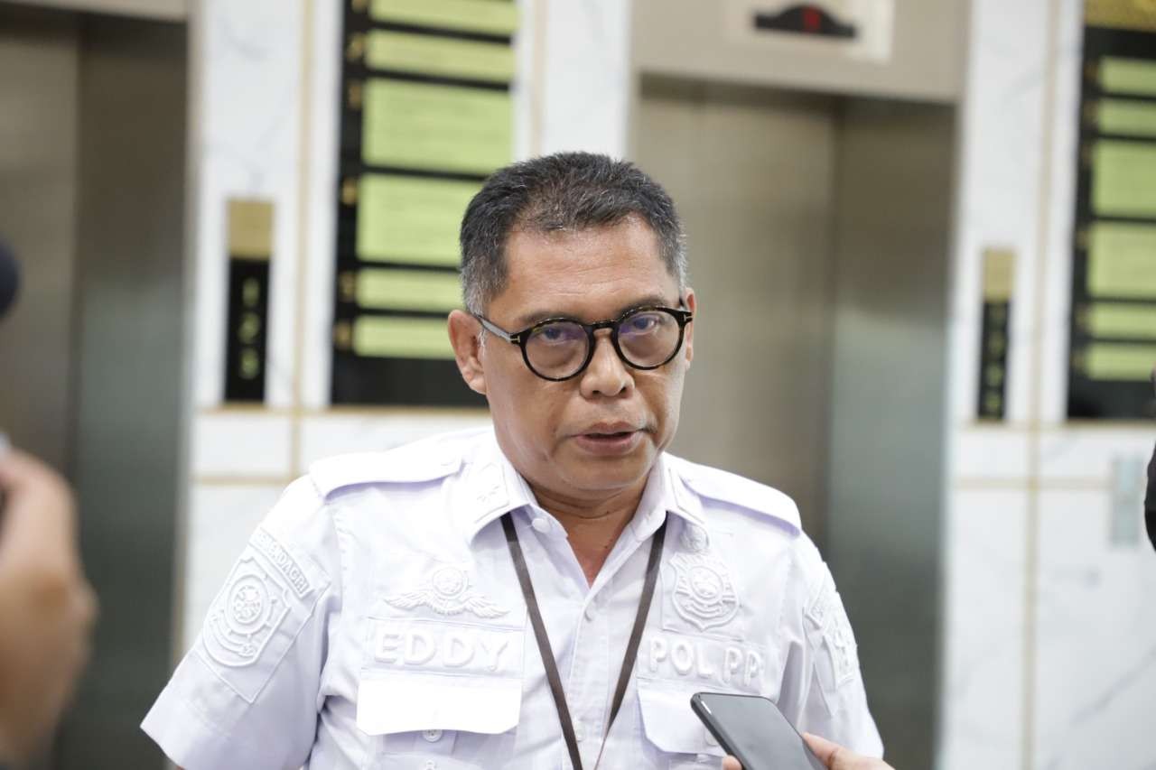 Kepala Satuan Polisi Pamong Praja (Satpol PP) Kota Surabaya, Eddy Christijanto ditemui saat melakukan sosialisasi rokok ilegal. (Foto: Humas Pemkot Surabaya)