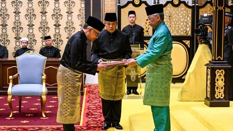 Perdana Menteri (PM) Malaysia baru, Anwar Ibrahim (kiri) memiliki delapan kebijakan usai dilantik Raja Malaysia, Al Sulthan (kanan). (Foto: channel asia)