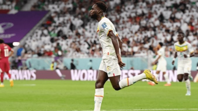 Pemain Senegal, Boulaye Dia saat melakukan selebrasi usai mencetak gol ke gawang Qatar (Foto: Fifa.com)