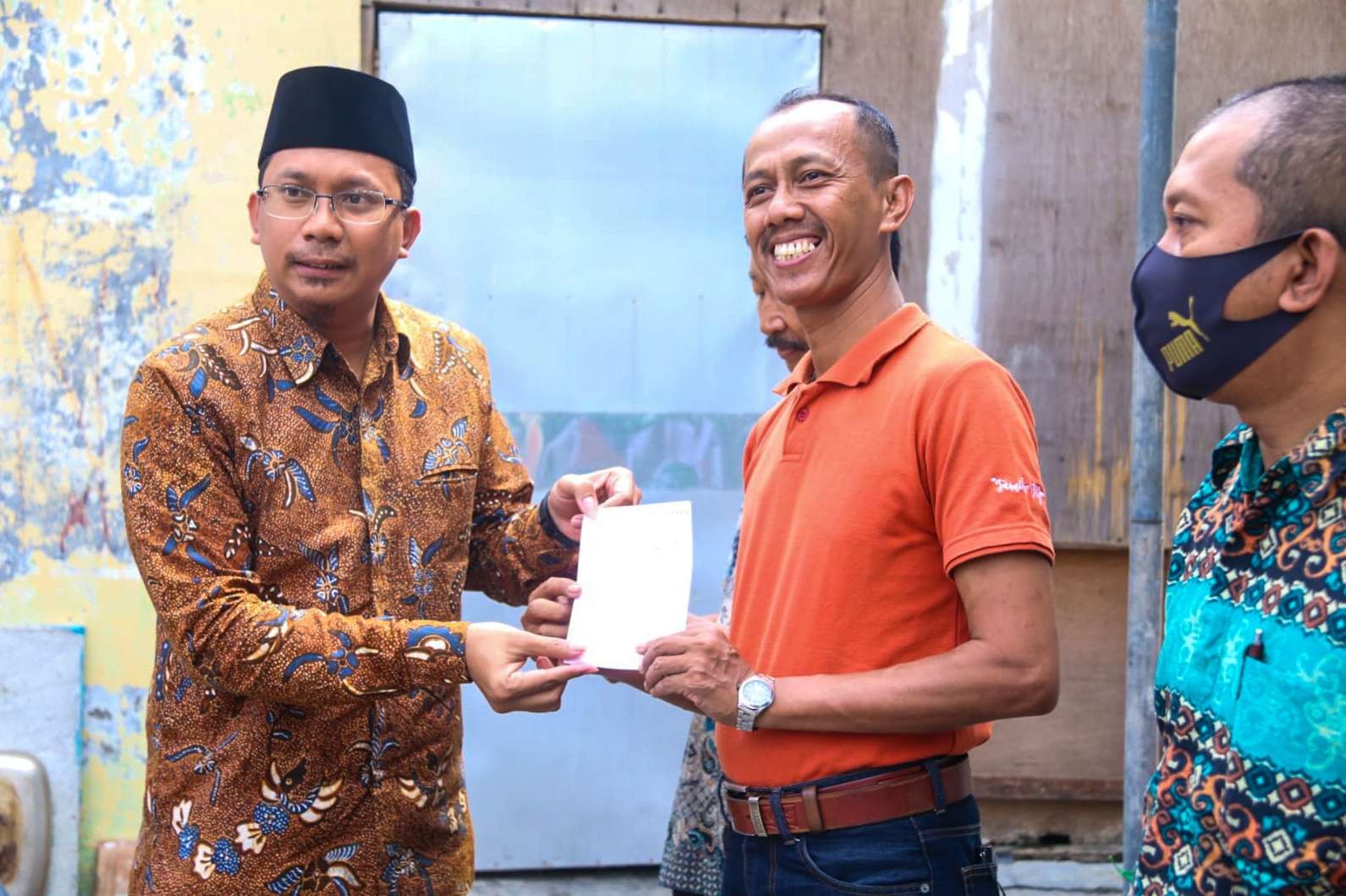 Bupati Gus Muhdlor serahkan ganti rugi kepada korban bencana di Sidoarjo, Jawa Timur. (Foto: Aini Arifin/Ngopibareng.id)