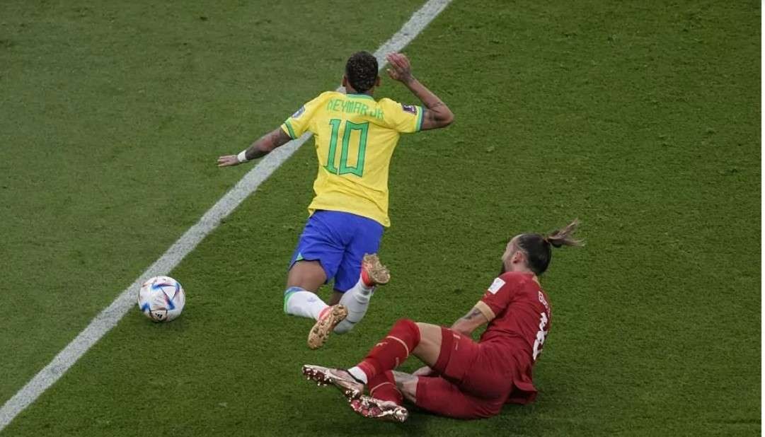 Neymar mendapat tekel kasar dari pemain Serbia saat Brasil menang 2-0 atas Serbia di partai perdana di Piala Dunia 2022