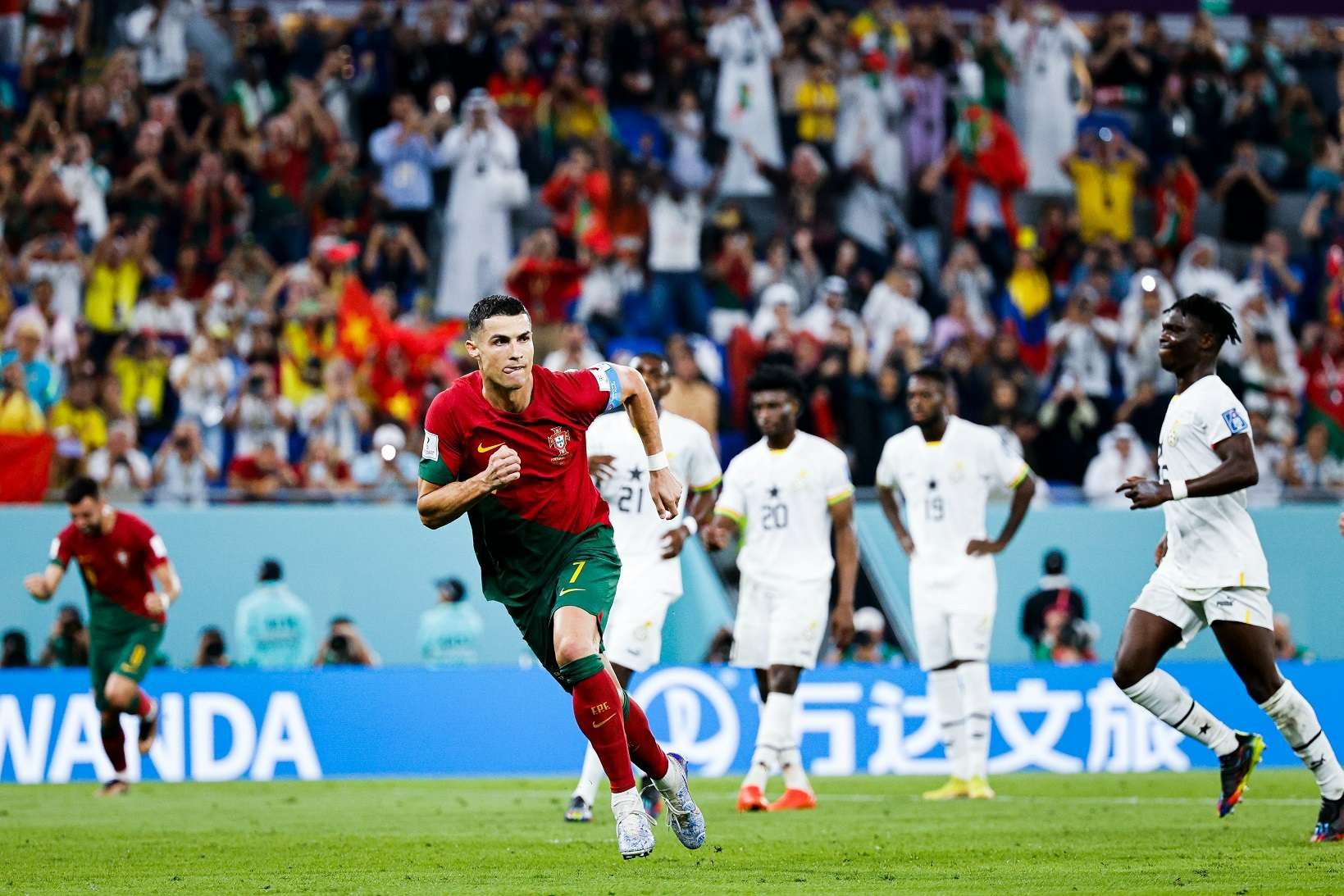 Cristiano Ronaldo langsung meluapkan kegembiraannya usai mencetak gol ke gawang Ghana dari titik putih. (Foto: Twitter/@Selecaoportugal)