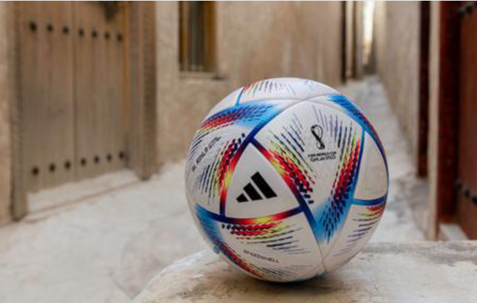 Bola sepak Ar Rihla jadi bola resmi Piala Dunia Qatar 2022. Kementerian Luar Negeri Indonesia menyebut jika bola tersebut dibuat di Madiun, Jawa Timur. (Foto: lptn6)