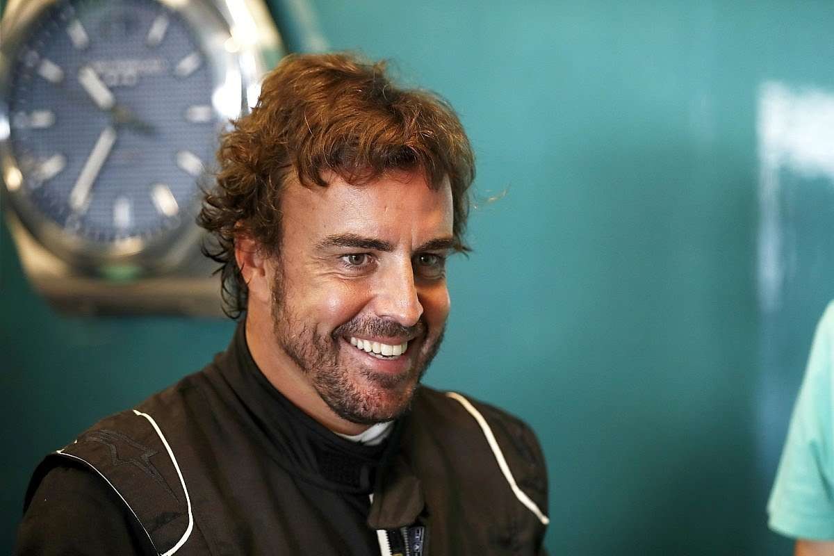 Fernando Alonso pembalap batu Aston Martin menggantikan posisi Sebastian Vettel yang pensiun. (Foto: Twitter @fernandoalonso_official)