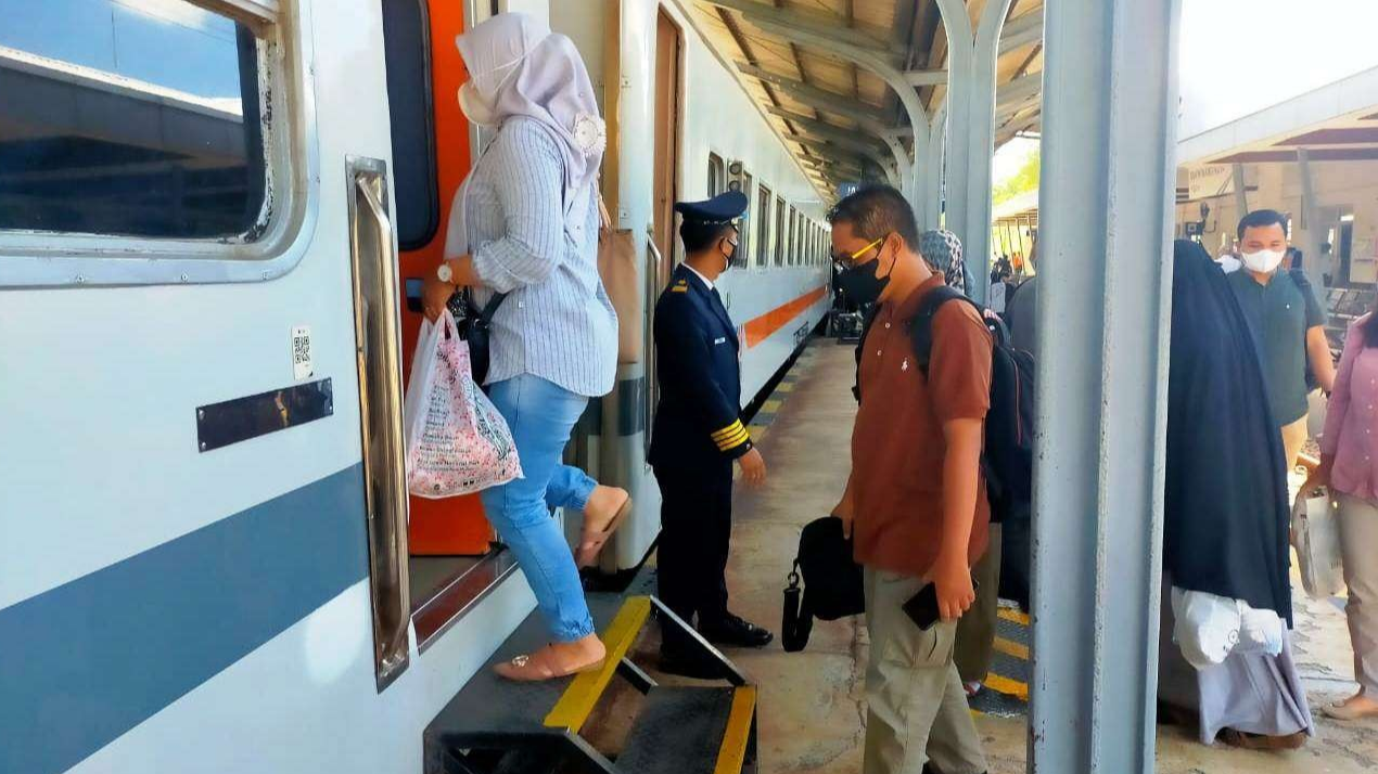 Kereta api menjadi salah satu moda transportasi idola masyarakat. PT KAI luncurkan Blambangan Ekspres. (Foto: Muh Hujaini/Ngopibareng.id)