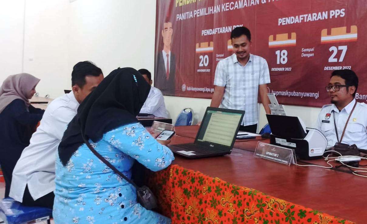 Pendaftar calon anggota PPK sedang mengisi data melalui aplikasi SIAKBA (foto:Muh Hujaini/Ngopibareng.id)