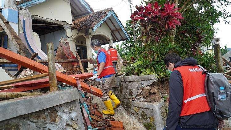 Tim Pertamedika yang membuka Posko di daerah perbukitan membantu korban gempa Cianjur. (Foto: dok. humas Pertamedika)