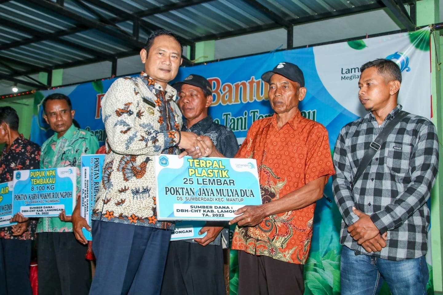 Bupati Lamongan, Yuhronur Efendi menyerahkan dana bantuan DBH CHT kepada petani tembakau (Foto : Dokumentasi Dinas Kominfo)