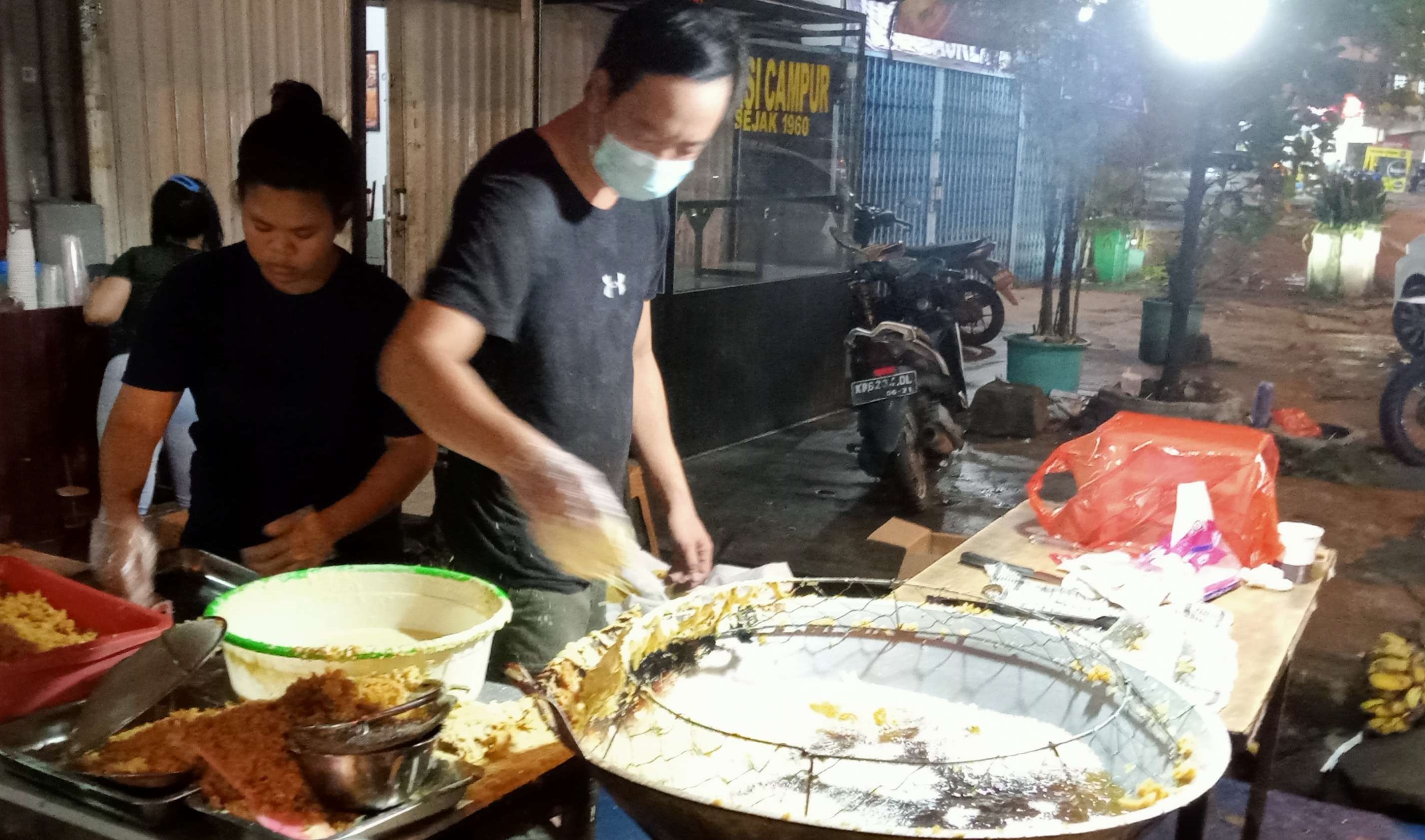 Warung pisang goreng kriuk khas Pontianak di Jl Gajah Mada ini kewalahan melayani pembeli, masih di penggorengan sudah ada yang antre. (Foto: Asmanu Sudharso/Ngopibareng.id)