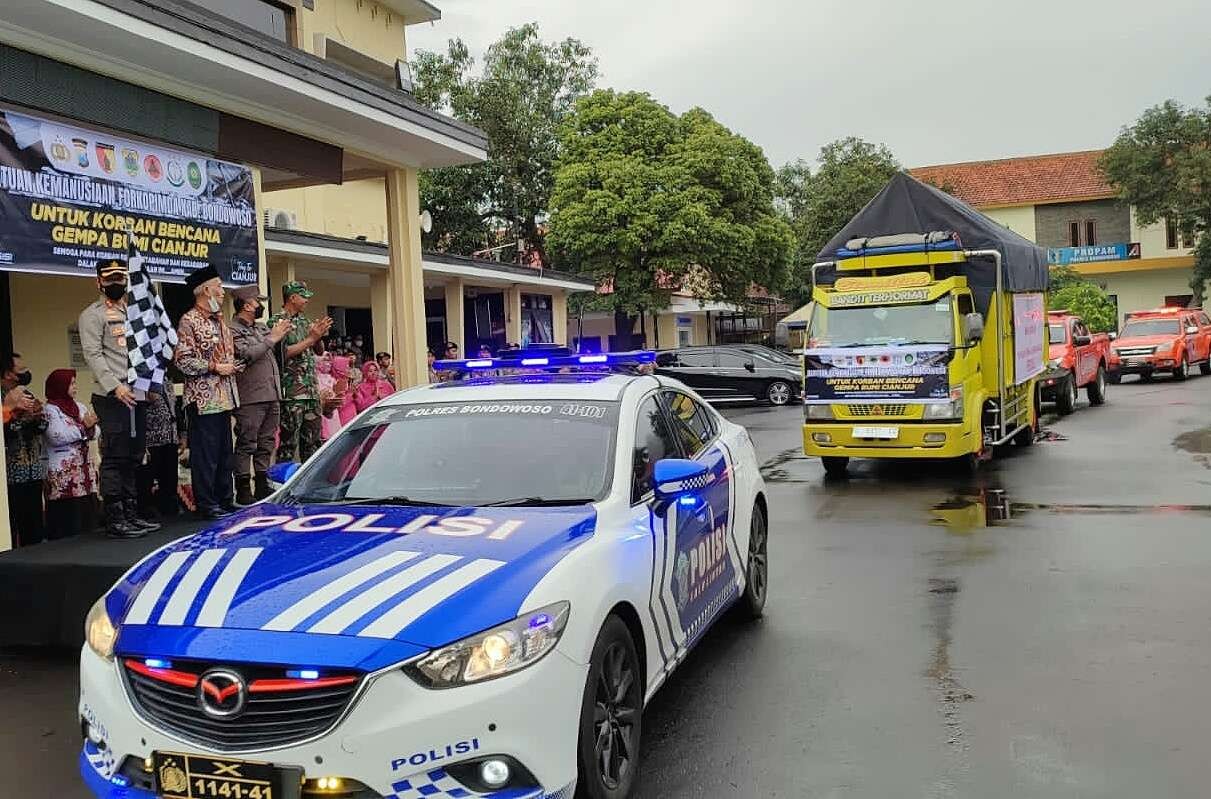 Satu truk bantuan sosial untuk korban gempa Cianjur dikirim Polres Bondowoso. (Foto:guido Saphan/ngopibareng.id)