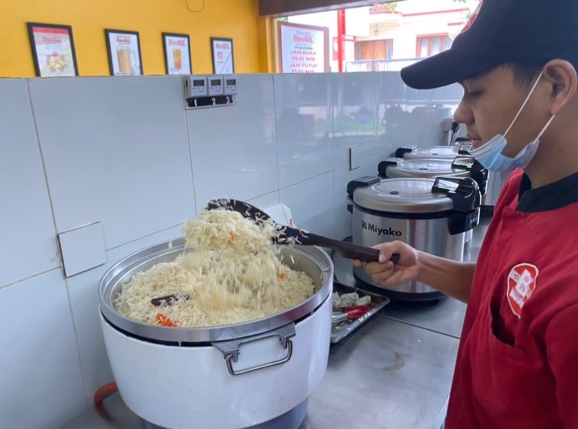 Proses memasak Nasi Mandhi di Depot Bosgil Pagesangan Surabaya (Foto: Lalu Theo/ngopibareng.id)