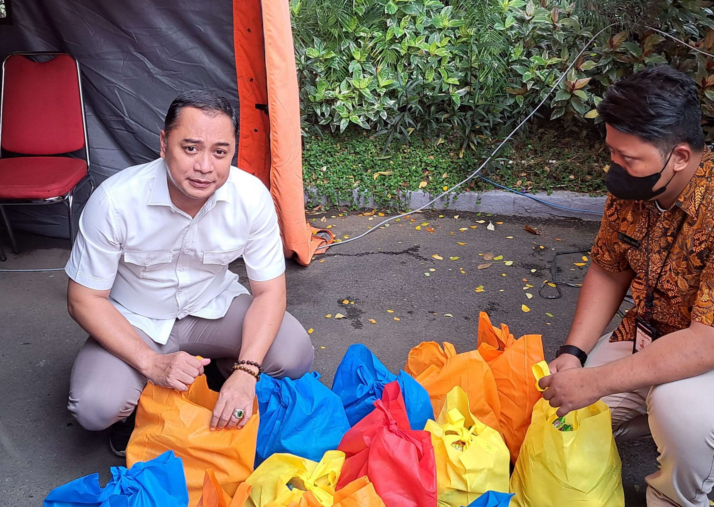 Walikota Surabaya, Eri Cahyadi saat melakukan pengecekan sembako yang akan dikirim ke Cianjur. (Foto: Pita Sari/Ngopibareng.id)