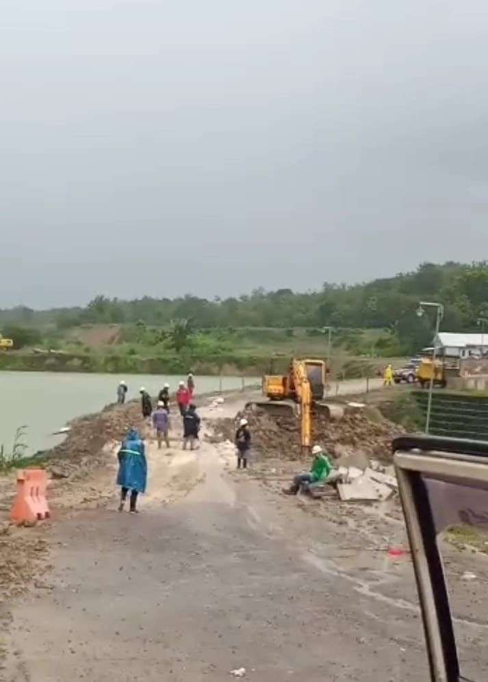 Air dialirkan ke jembatan darurat Sungai Pacal. Akibatnya jalan penghuung Bojonegoro-Nganjuk, terputus sementara, akibat banjir, paa Kamis 24 November 2022. (Foto: dok. BPBD Bojonegoro)