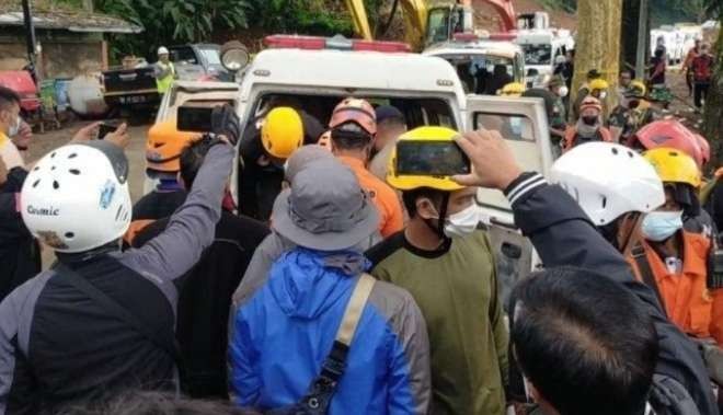 Tim SAR bersama warga mengevakuasi  mobil TK Islam Al Azhar 18 Cianjur yang terkubur longsor, empat guru TK Al Azhar ditemukan meninggal dunia ( foto: dok Tim SAR Jakarta)