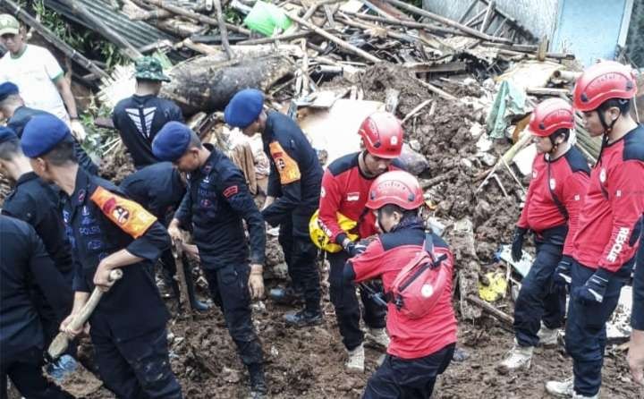 Tim Reaksi Cepat SIG langsung bergabung dengan tim  SAR Jabar untukemberi pertolongan kepada korban gempa di Cianjur ( foto: Dok SIG )
