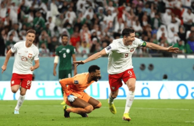 Kapten Timnas Polandia, Robert Lewandowski usai mencetak gol ke gawang Arab Saudi (Foto: Fifa.com)