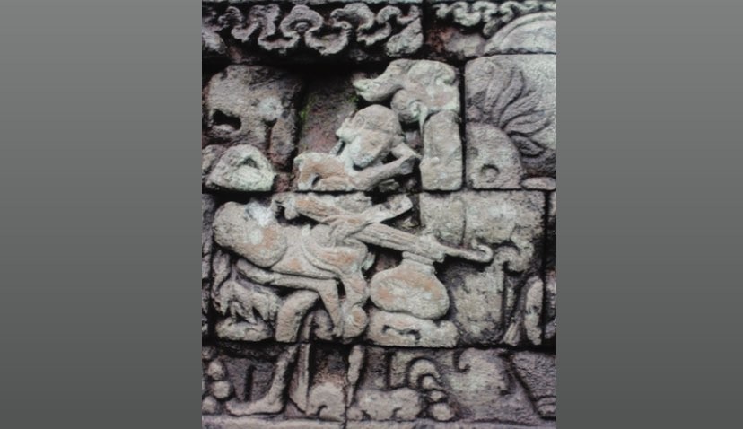 Relief diduga pahatan daun ganja pada Candi Kendalisodo pada bagian kanan atas dengan gambar seseorang sedang memegang bong atau pipa (Foto: Lingkar Ganja Nusantara)